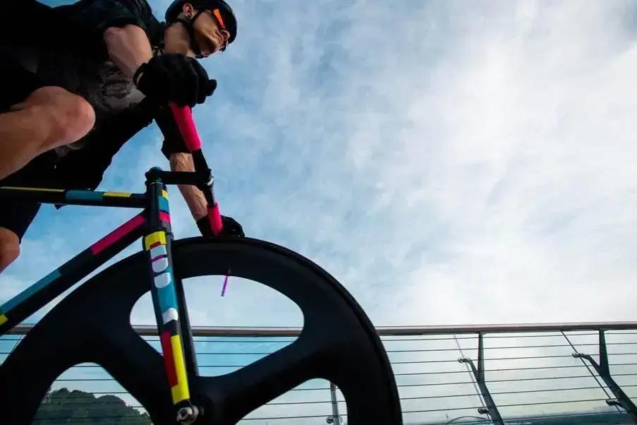 La Roche-Posay promove conscientização solar no IRONMAN Rio 2025