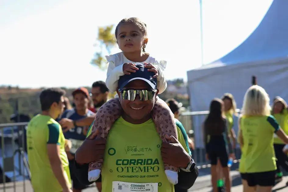 Pais e filhos celebram saúde e união na Corrida O TEMPO em BH