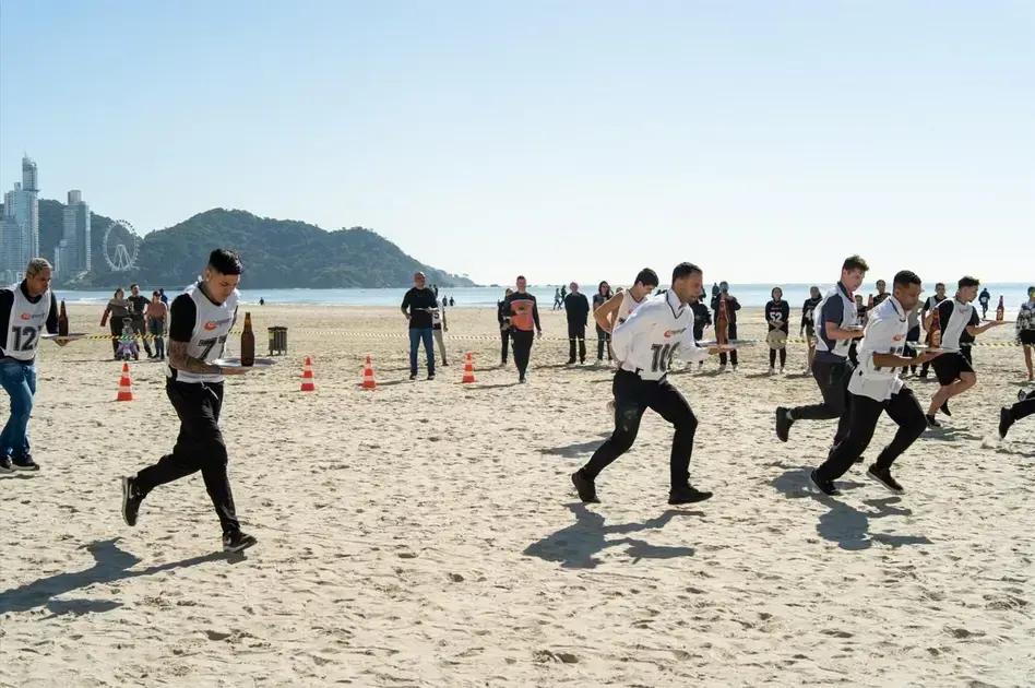 Corrida de garçons em Balneário Camboriú reúne mais de 150 profissionais