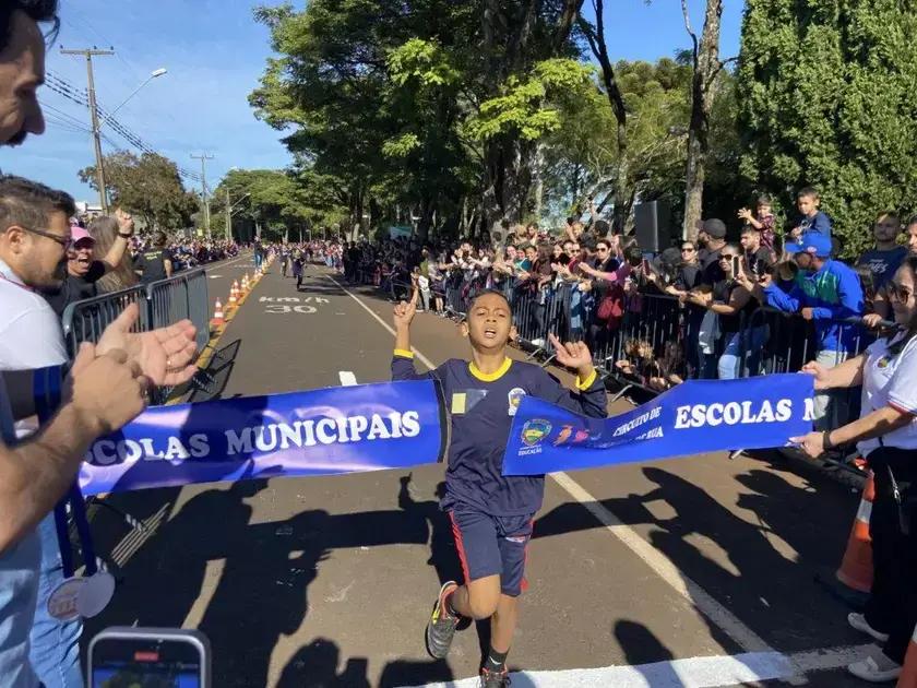 Mais de 700 atletas participam da terceira etapa do Circuito de Corridas de Apucarana