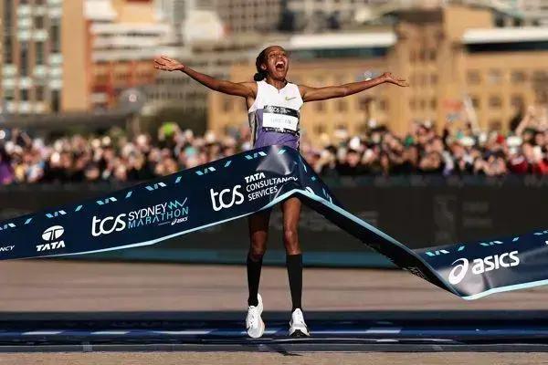 Sifan Hassan e Hailemaryam Kiros brilham na Maratona de Sydney 2025