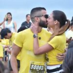 Mari Gonzalez e Pipo Marques trocam beijos após corrida no Recife