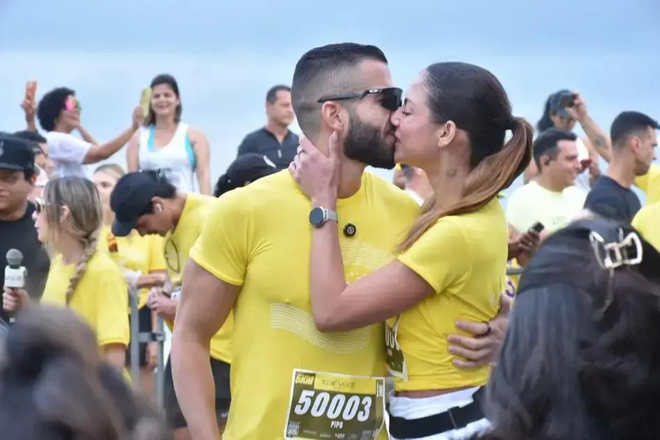 Mari Gonzalez e Pipo Marques trocam beijos após corrida no Recife