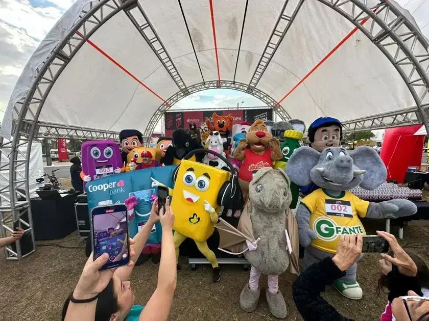 Corrida dos Mascotes anima Maringá com 32 personagens em evento divertido