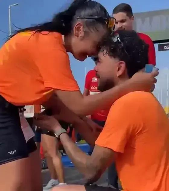 Corredor surpreende namorada com pedido de casamento na Maratona Salvador