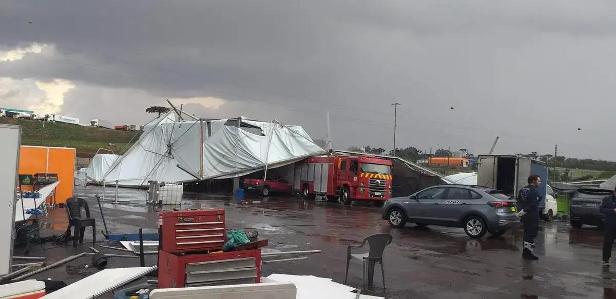 Temporal causa estragos no Autódromo de Cascavel durante corrida