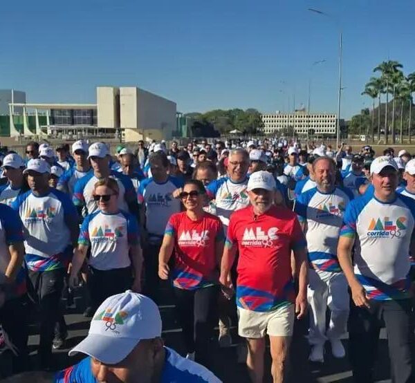 Lula participa de corrida em Brasília em homenagem ao MEC