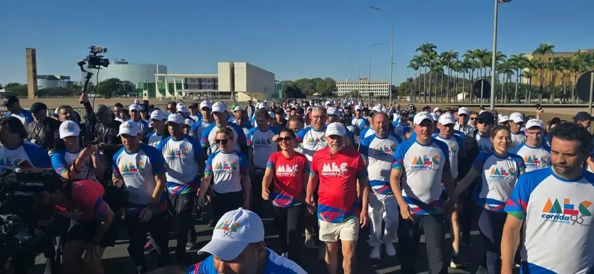 Lula participa de corrida em Brasília em homenagem ao MEC