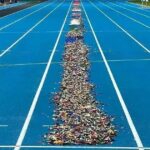 Mulher quebra recorde mundial correndo descalça sobre peças de Lego