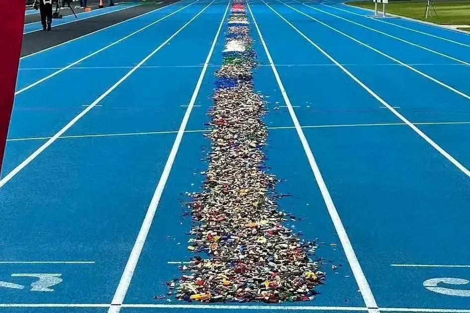 Mulher quebra recorde mundial correndo descalça sobre peças de Lego