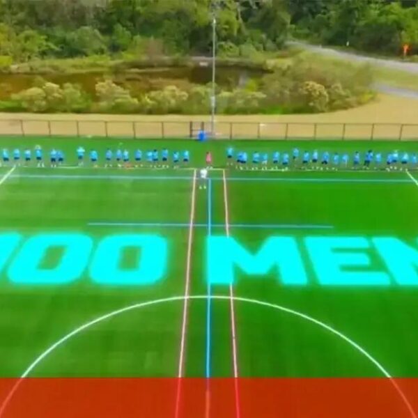 Mulher mais rápida do mundo desafia 100 homens em corrida épica