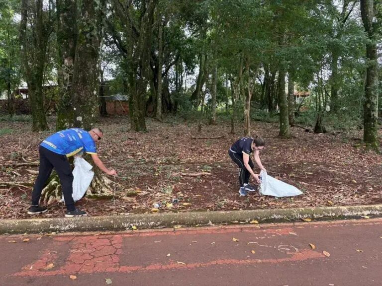 Voluntários promovem limpeza no Lago Municipal após corrida