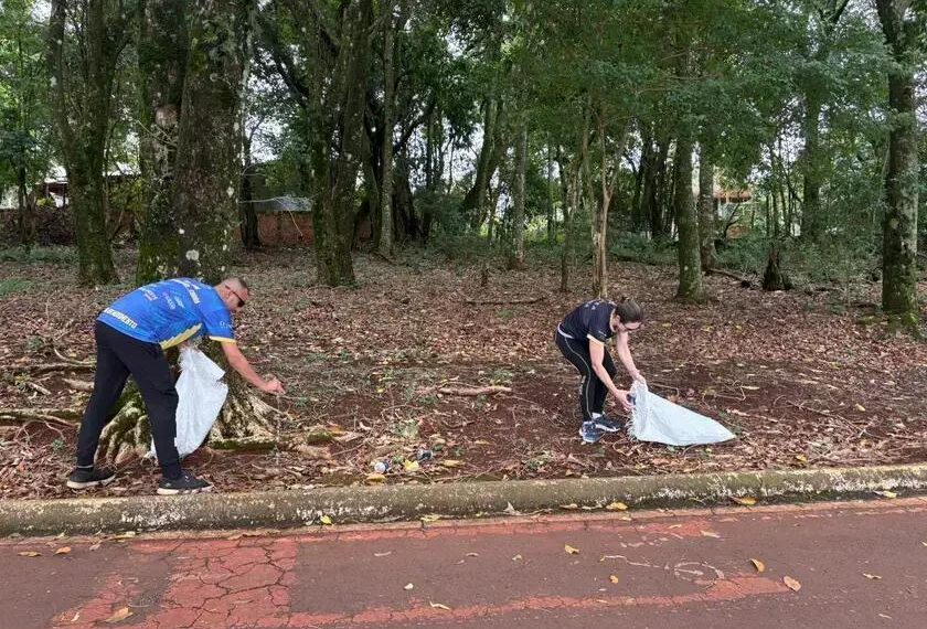 Voluntários promovem limpeza no Lago Municipal após corrida
