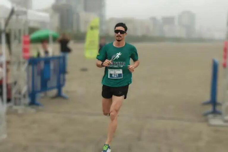 Corrida na Praia de Santos Reúne Mil Participantes em Evento Inspirador