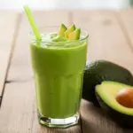 Vitamina de abacate com banana e chia