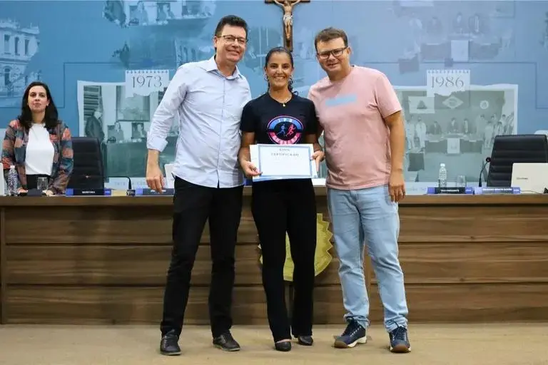 Câmara Municipal homenageia atleta Juçara Pacheco por suas conquistas
