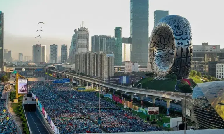 Dubai Run 2025: Um Recorde de 307 Mil Corredores nas Ruas